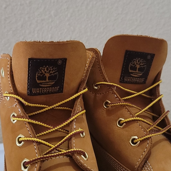 NWOB Kids 6" Timberland Classic Boots - Picture 6 of 12